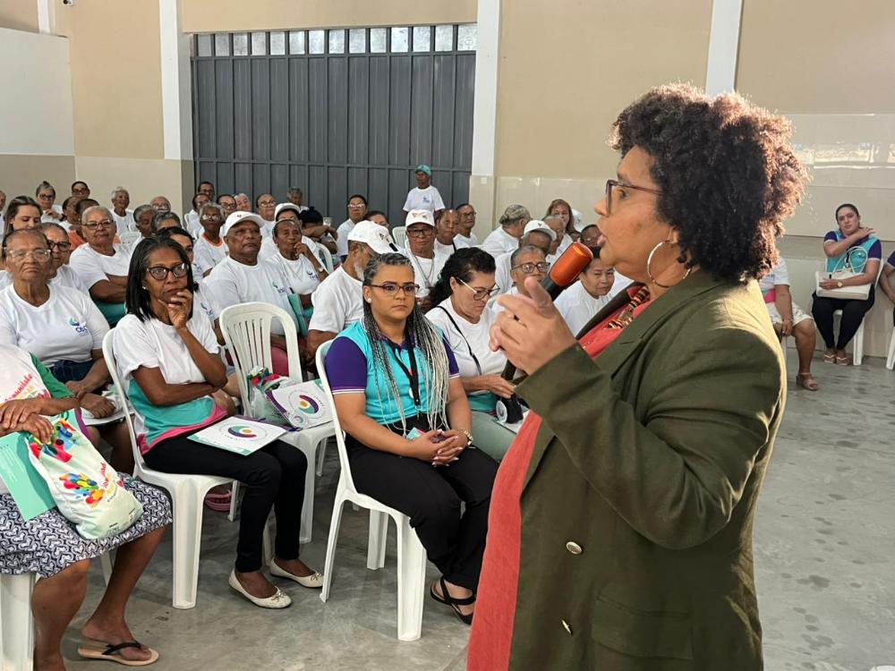 Promotora de Justiça Irene Sousa e participantes - grupo de pessoas idosas